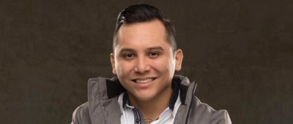 A Edwin Luna se le fue la mano con el Make-up y se burlaron de él