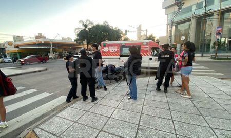 Una mujer fue chocada por un automovilista que se dio a la fuga, en Bulevar Pellegrini y Pedro Vittori. Una mujer fue chocada por un automovilista que se dio a la fuga, en Bulevar Pellegrini y Pedro Vittori.