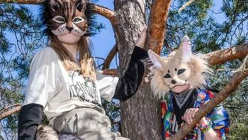 Las comunidades virales Therian y Furry crecen en Argentina con eventos masivos y una fuerte estética que busca visibilizar sus creencias y arte. Las comunidades virales Therian y Furry crecen en Argentina con eventos masivos y una fuerte estética que busca visibilizar sus creencias y arte.