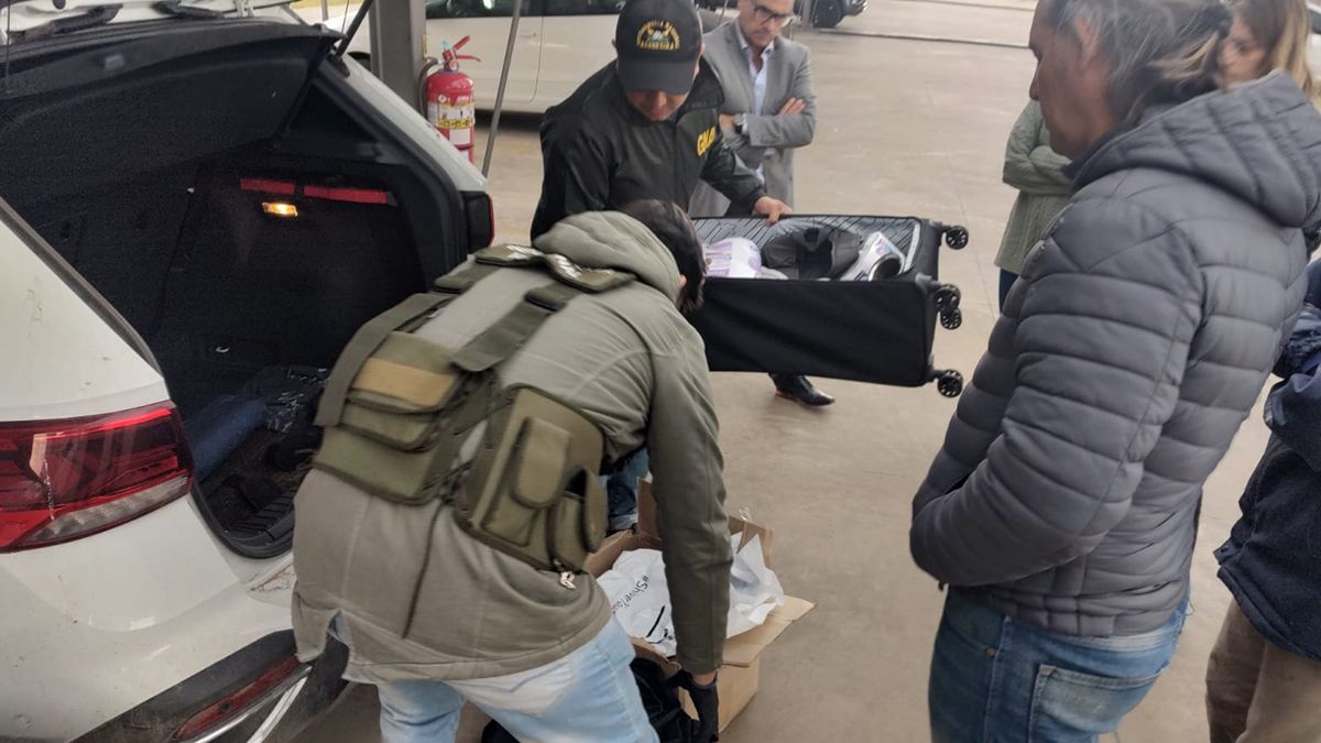 El momento en que la Gendarmería secuestró dinero de la camioneta del inquilino. El momento en que la Gendarmería secuestró dinero de la camioneta del inquilino.