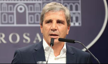 El titular de Economía le solicitó a todas las carteras que recorten los gastos burocráticos. El titular de Economía le solicitó a todas las carteras que recorten los gastos burocráticos.