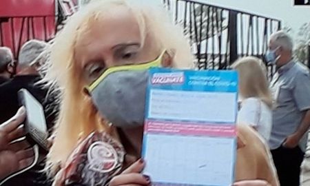 Zulma Lobato habló con Crónica al salir de vacunarse. Zulma Lobato habló con Crónica al salir de vacunarse.