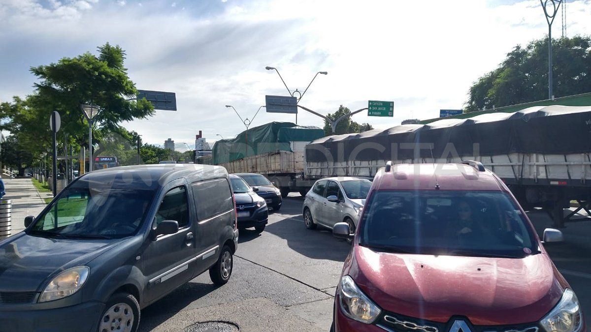 El tránsito en la avenida 27 de Febrero es un caos.