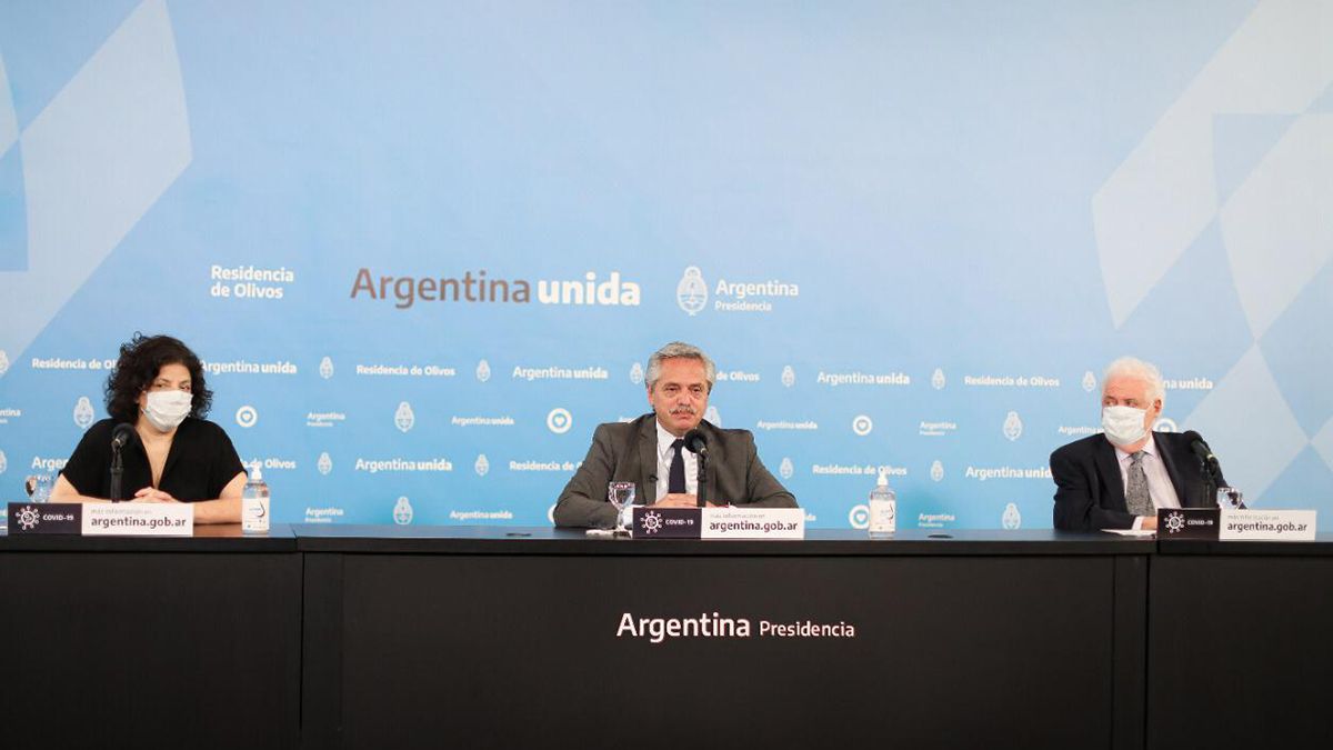 El Presidente además dijo que se está trabajando "prácticamente online, con los estudios de la fase 3 que se están haciendo en Rusia con la idea de que la Anmat, llegado el momento, cuente con la información necesaria para aprobar la vacuna".