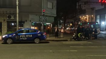 Accidente entre un auto y una moto en pleno bulevar santafesino