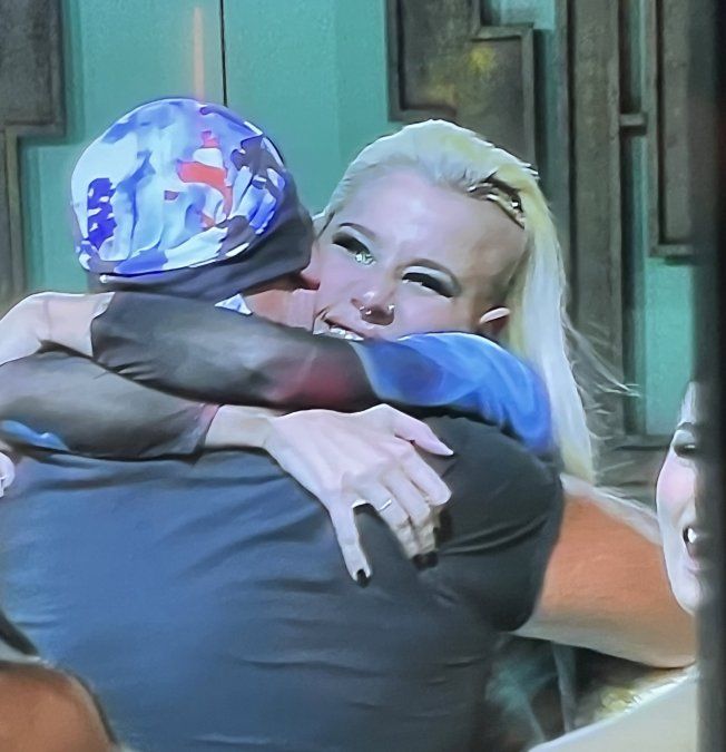 La Tora se abrazó con Alfa en su reingreso a la casa.