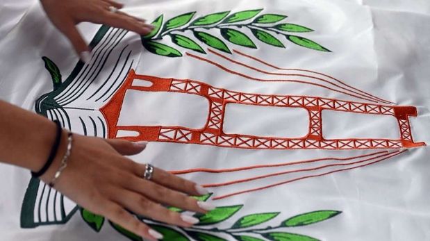 La bandera de Santa Fe incluye al Puente Colgante, los laureles y la Constitución.