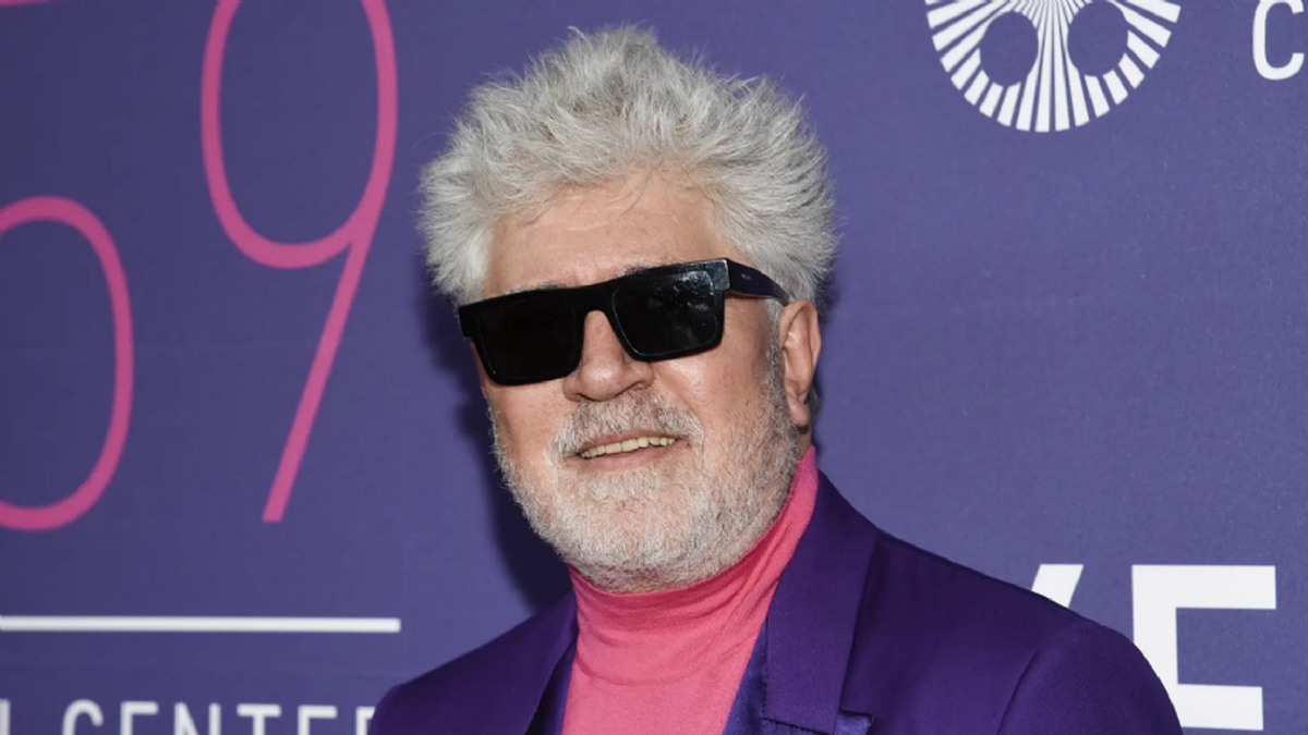 Pedro Almodóvar debuta nuevas imágenes desde el set de Extraña forma de vida