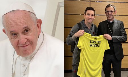El Papa Francisco le obsequió a Lionel Messi una camiseta del Athletica Vaticana, luego de que el crack rosarino le haya enviado una del Paris Saint-Germain a Bergoglio. El Papa Francisco le obsequió a Lionel Messi una camiseta del Athletica Vaticana, luego de que el crack rosarino le haya enviado una del Paris Saint-Germain a Bergoglio.