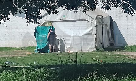 Una familia de tres personas se asentó en la carpa de hisopados pegada al samco de Santo Tomé. Una familia de tres personas se asentó en la carpa de hisopados pegada al samco de Santo Tomé.