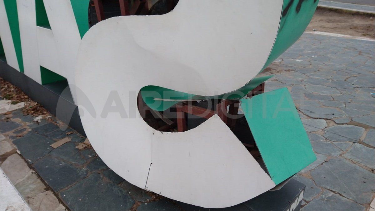 Hubo varios hechos de vandalismo sumado a los efectos del paso del tiempo y ya tuvo que ser restaurado por la Municipalidad de Santa Fe.