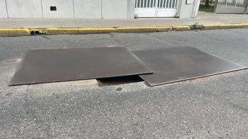 Peligro en pleno centro de Santa Fe: un chapón suelto genera riesgo para conductores