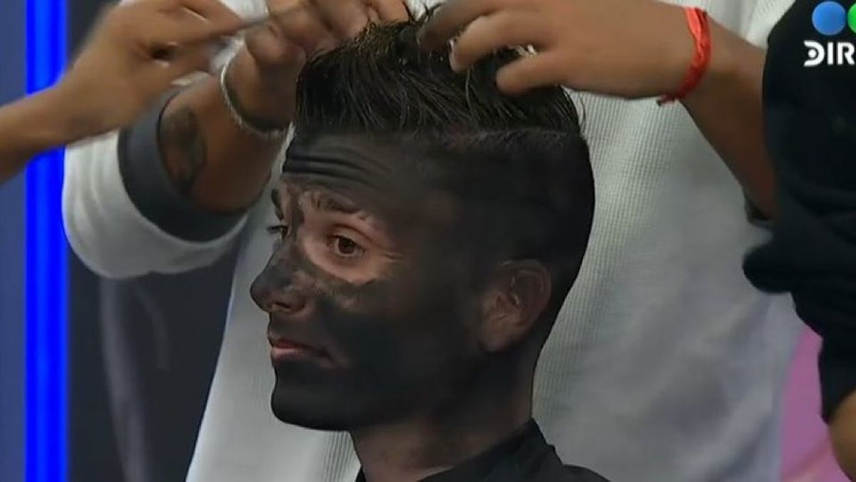 Luz Tito pintó de negro la piel de su pareja, para hacerlo parecer al futbolista Mario Balotelli. Luz Tito pintó de negro la piel de su pareja, para hacerlo parecer al futbolista Mario Balotelli. 