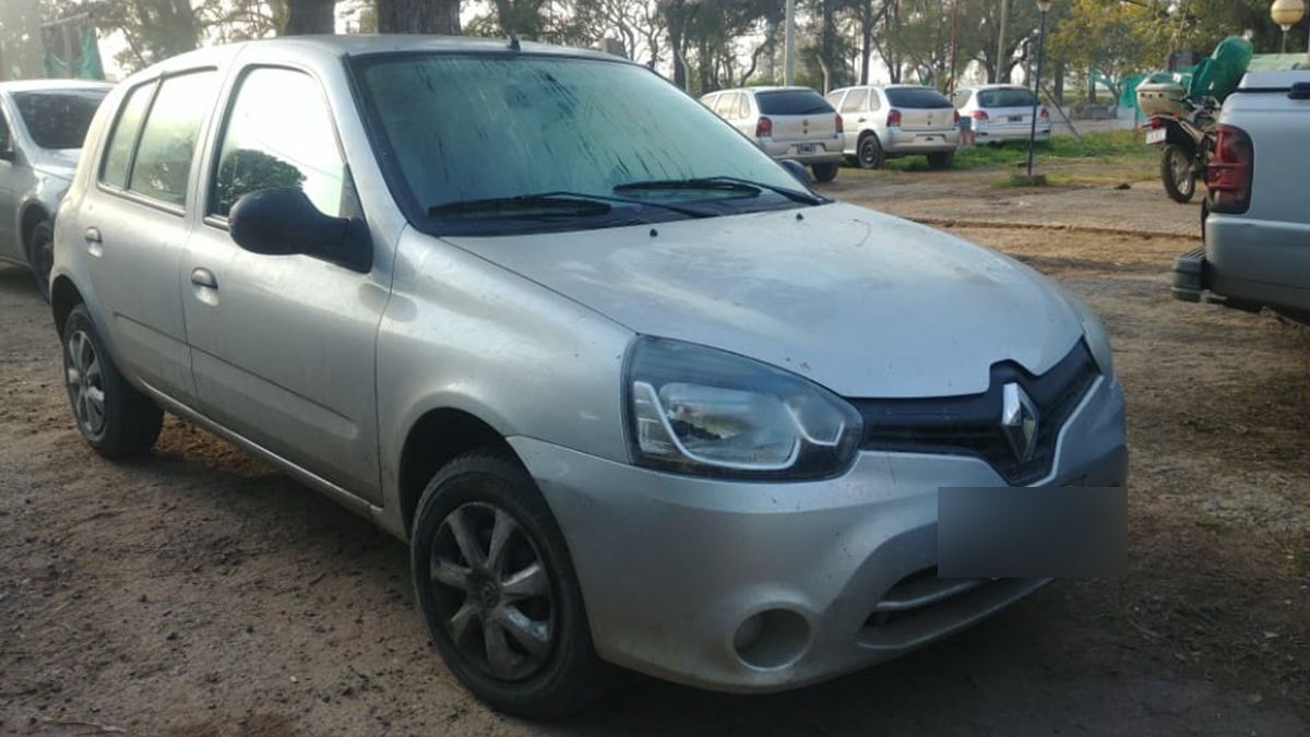 En el asiento trasero del auto llevaba un maletín con cocaína y marihuana