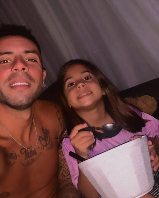 Matías Defederico junto a su hija Francesca.