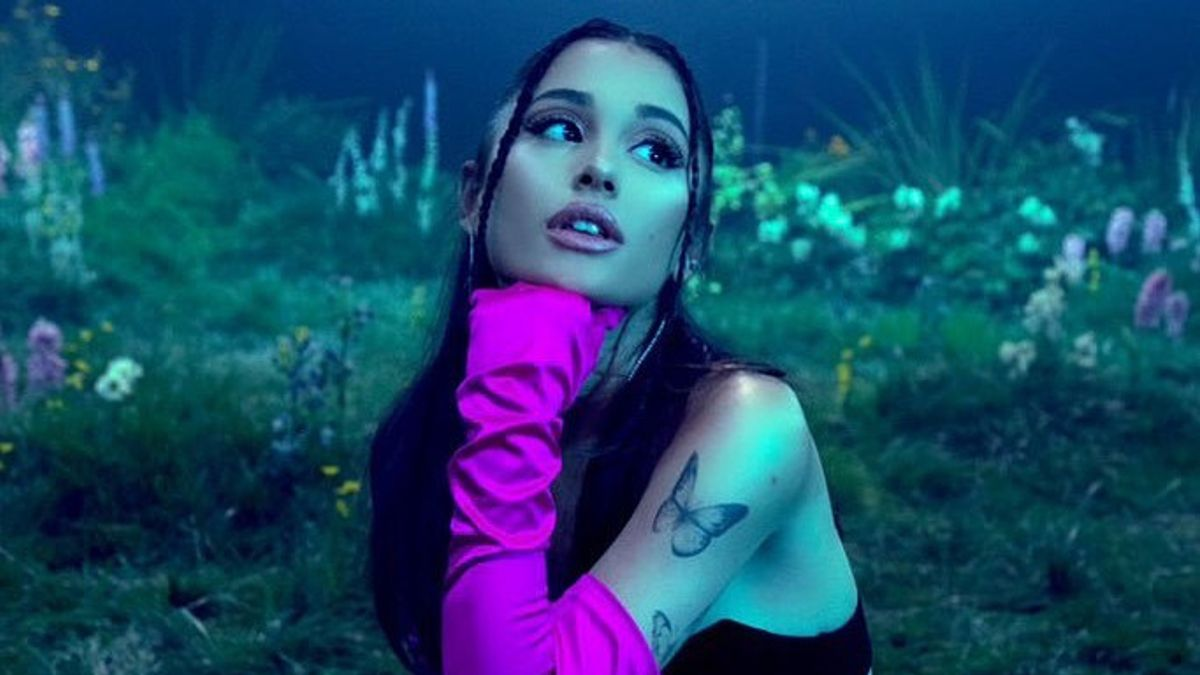 Ariana Grande se asoció a “Better Help” .