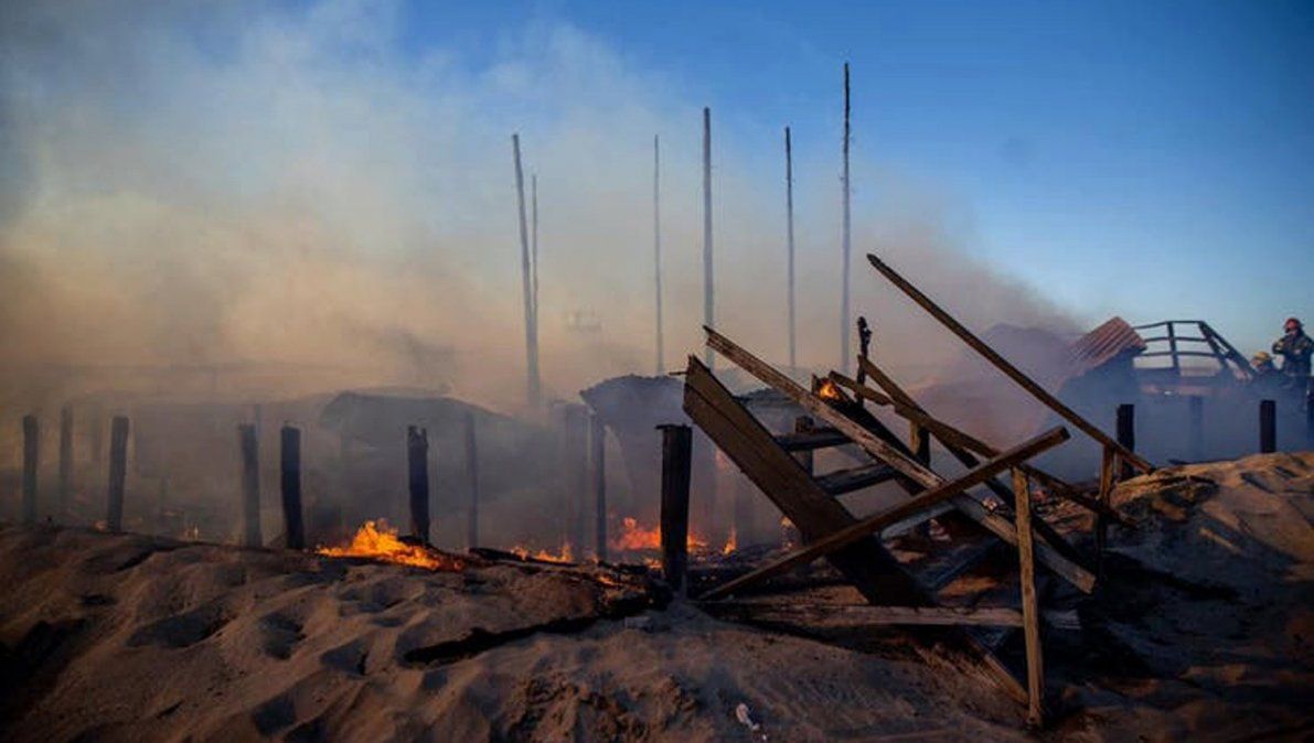 Los turistas miraban atónitos cómo se levantaba una gigantesca columna de humo