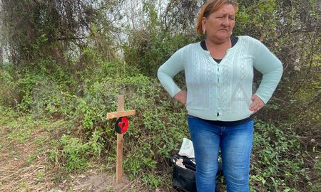 María Perezlindo, mamá de José Francioni, junto a la cruz que plantó en la Circunvalación Oeste María Perezlindo, mamá de José Francioni, junto a la cruz que plantó en la Circunvalación Oeste