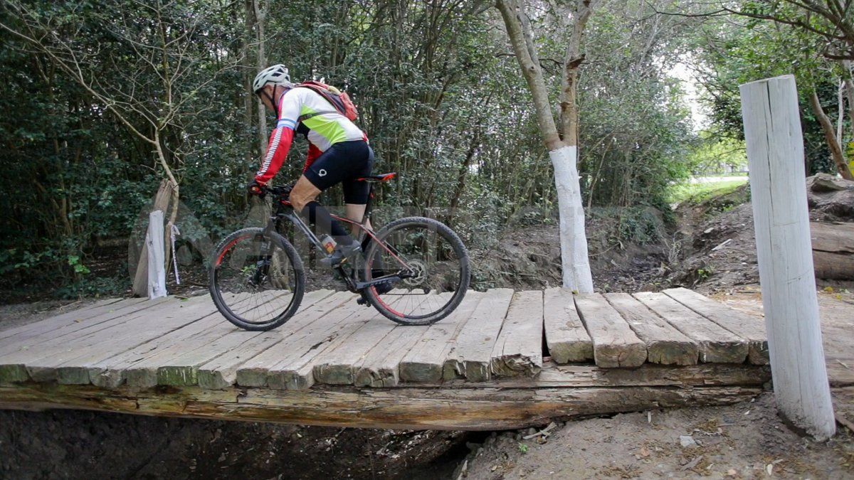 El recorrido comienza con un puente de madera.