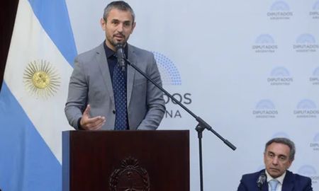 La resolución llevará la firma de Menem en soledad, luego de que el jefe del bloque de La Libertad Avanza, Gabriel Bornoroni, se negara a avalar el aumento. La resolución llevará la firma de Menem en soledad, luego de que el jefe del bloque de La Libertad Avanza, Gabriel Bornoroni, se negara a avalar el aumento.
