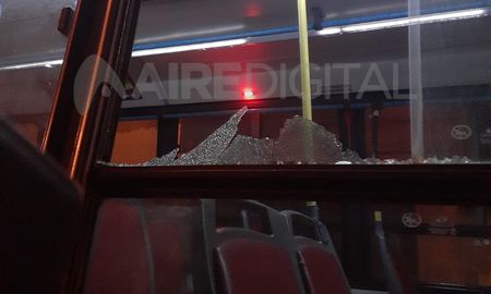 La línea 9, blanco de los piedrazos constantes en la zona del hipódromo. Así quedó un colectivo hace un mes tras ser apedreado en el mismo lugar. La línea 9, blanco de los piedrazos constantes en la zona del hipódromo. Así quedó un colectivo hace un mes tras ser apedreado en el mismo lugar.