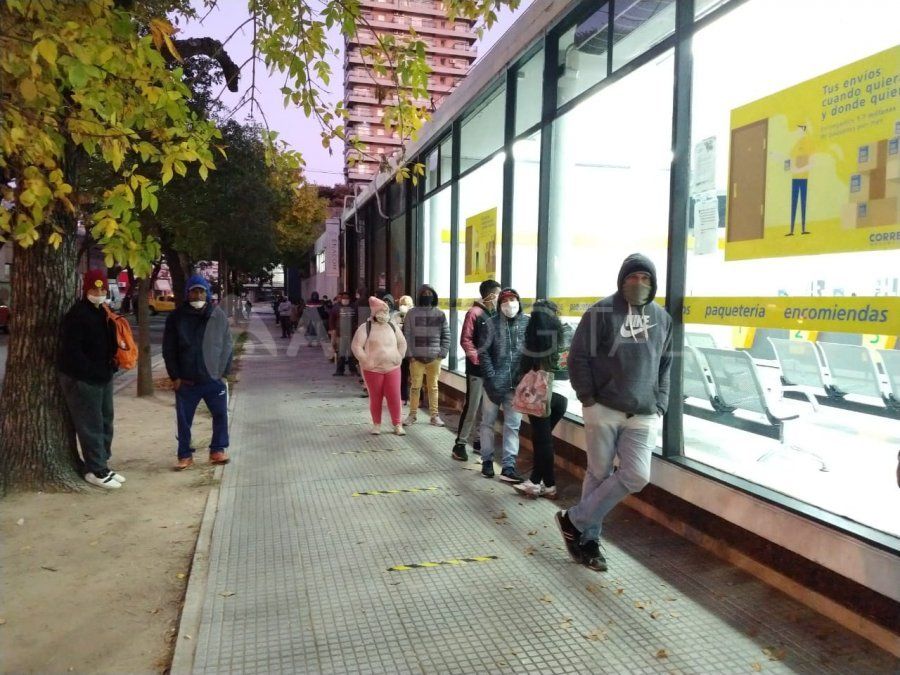Filas para el cobro del IFE en Casa Central del Correo Argentino de Santa Fe.&nbsp;