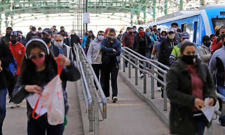 Ante el constante aumento de pasajeros en el Amba se resolvió profundizar los controles en el transporte público. Ante el constante aumento de pasajeros en el Amba se resolvió profundizar los controles en el transporte público.