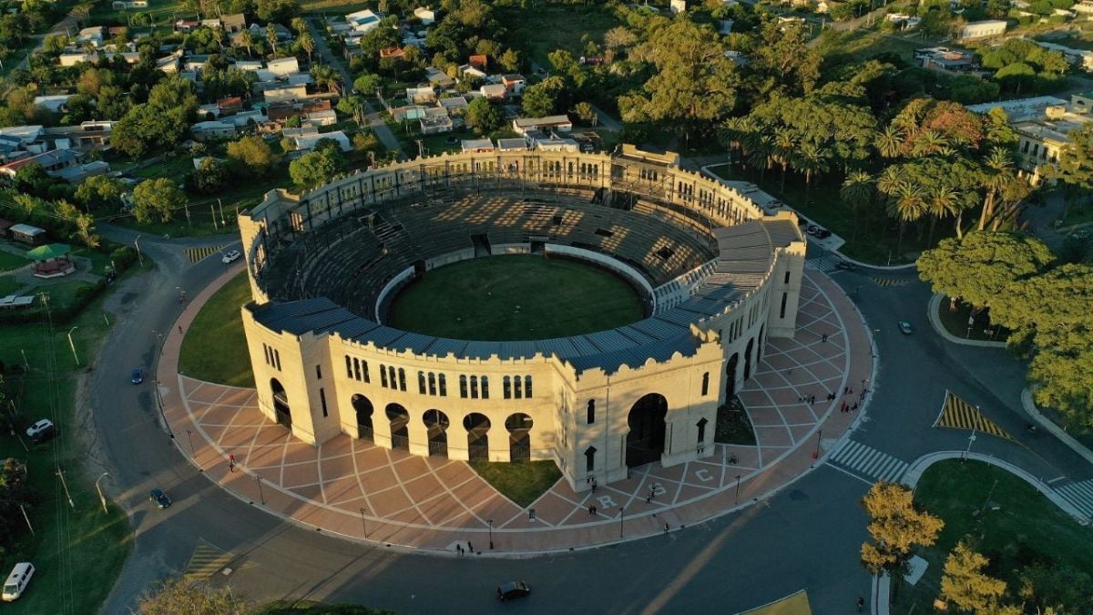 La Plaza de Toros Real de San Carlos representa una de las obras de restauración más ambiciosas de Uruguay, transformando una arena abandonada en un polo cultural de nivel internacional. La Plaza de Toros Real de San Carlos representa una de las obras de restauración más ambiciosas de Uruguay, transformando una arena abandonada en un polo cultural de nivel internacional.