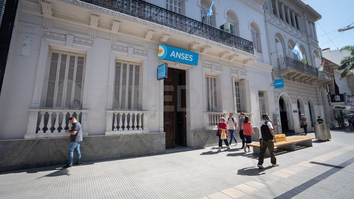 En ese momento, un equipo de gente de Ansés se trasladaba e instalaba en diferentes puntos para poder pagar las jubilaciones. En ese momento, un equipo de gente de Ansés se trasladaba e instalaba en diferentes puntos para poder pagar las jubilaciones.