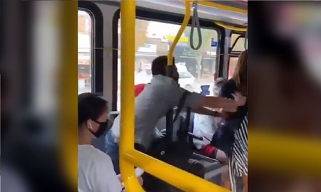 Video: en pleno viaje, una mujer sin barbijo lo escupió y él la empujó fuera del colectivo Video: en pleno viaje, una mujer sin barbijo lo escupió y él la empujó fuera del colectivo