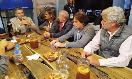 El gobernador chaqueño y los presidentes de CRA, FAA, Coninagro y SRA El gobernador chaqueño y los presidentes de CRA, FAA, Coninagro y SRA