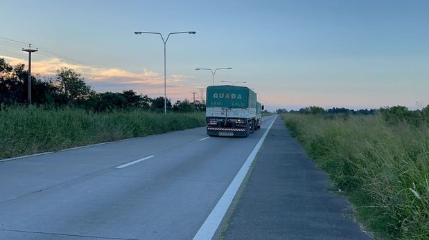 Debido a la altura de los pastizales, a excepción de camiones, no se logran visualizar vehículos de un cantero a otro, en ese tramo de la Ruta Nacional 168.