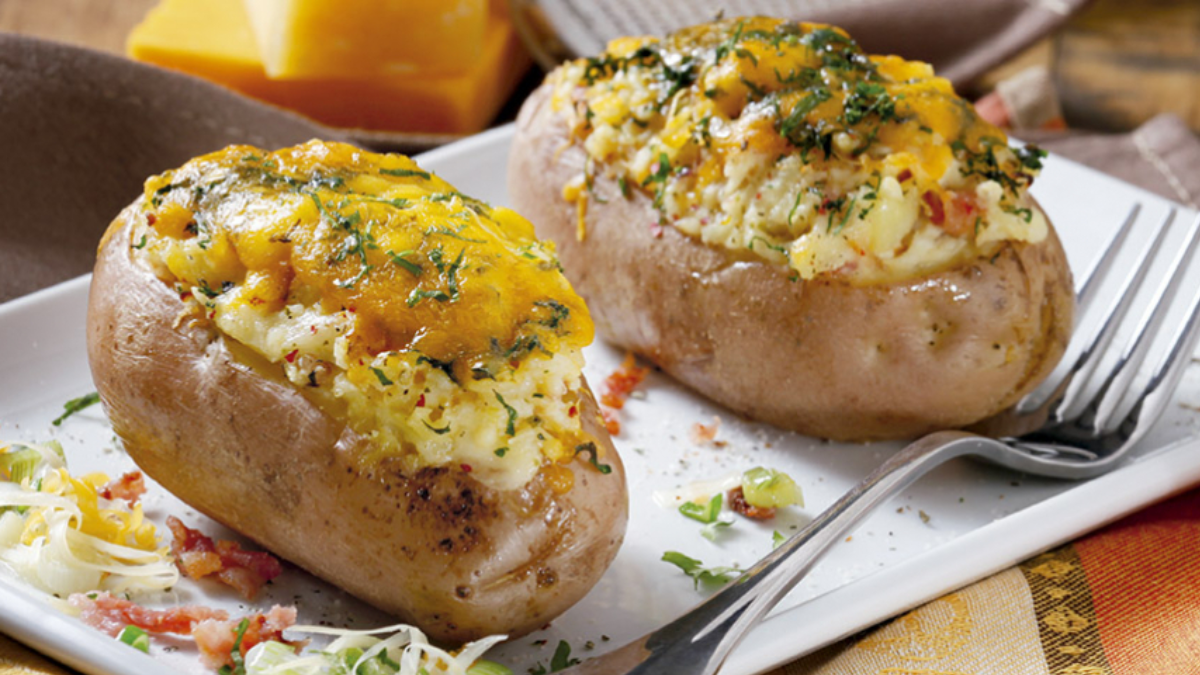 Receta de papas asadas con bacon y queso.