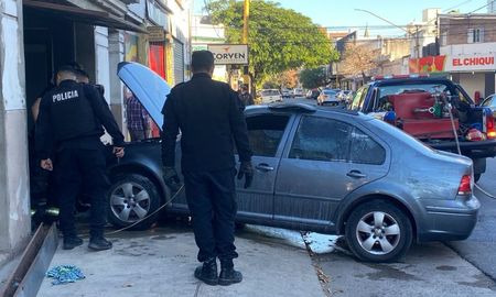 Al vehículo se le derritió el motor y el habitáculo tras el incendio. Al vehículo se le derritió el motor y el habitáculo tras el incendio.