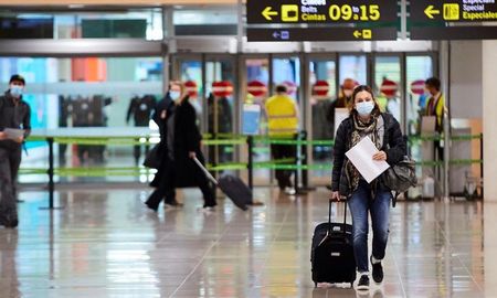 Ante la aparición de variantes del coronavirus más contagiosas, España mantiene vigente restricciones. Ante la aparición de variantes del coronavirus más contagiosas, España mantiene vigente restricciones.