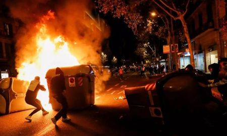 En Barcelona protestan contra las nuevas restricciones. En Barcelona protestan contra las nuevas restricciones.
