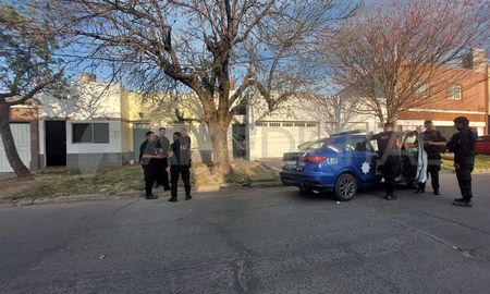 Policías fuera del domicilio tras arrestar a los sospechosos. Policías fuera del domicilio tras arrestar a los sospechosos.