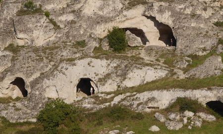 Son hermanas, tienen casi 90 años, y se resisten a abandonar la cueva donde habitan