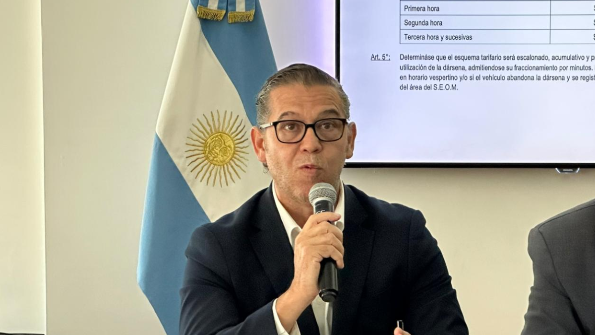 El secretario de Gobierno de la Municipalidad, Sebastián Mastropaolo, confirmó en diálogo con AIRE que el sistema ha tenido una recepción masiva: hasta la noche del sábado, 46.631 personas ya habían descargado la aplicación en sus teléfonos móviles. El secretario de Gobierno de la Municipalidad, Sebastián Mastropaolo, confirmó en diálogo con AIRE que el sistema ha tenido una recepción masiva: hasta la noche del sábado, 46.631 personas ya habían descargado la aplicación en sus teléfonos móviles.