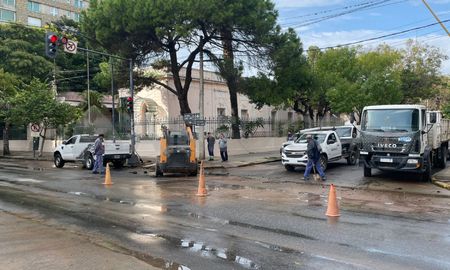 Aguas Santafesinas terminó de reparar el caño roto en Bulevar. Aguas Santafesinas terminó de reparar el caño roto en Bulevar.