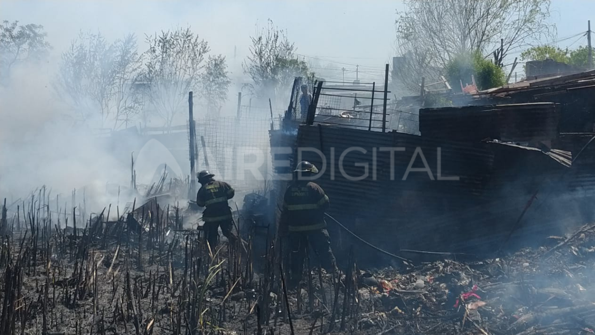 Los bomberos intentaban controlar las llamas
