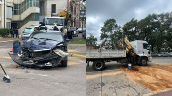Un auto chocó de costado a un camión y le pinchó el tanque de combustible en Illia y Uruguay