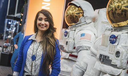 Alma Tapia es ingeniera en Materiales y trabaja en el vehículo espacial individual de los astronautas, como define a los trajes espaciales. Alma Tapia es ingeniera en Materiales y trabaja en el vehículo espacial individual de los astronautas, como define a los trajes espaciales.
