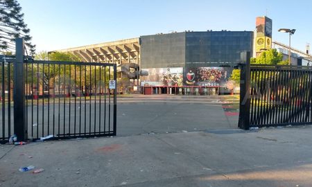 Un grupo de personas descalzó el portón de entrada al estadio Brigadier López de Colón. Un grupo de personas descalzó el portón de entrada al estadio Brigadier López de Colón.