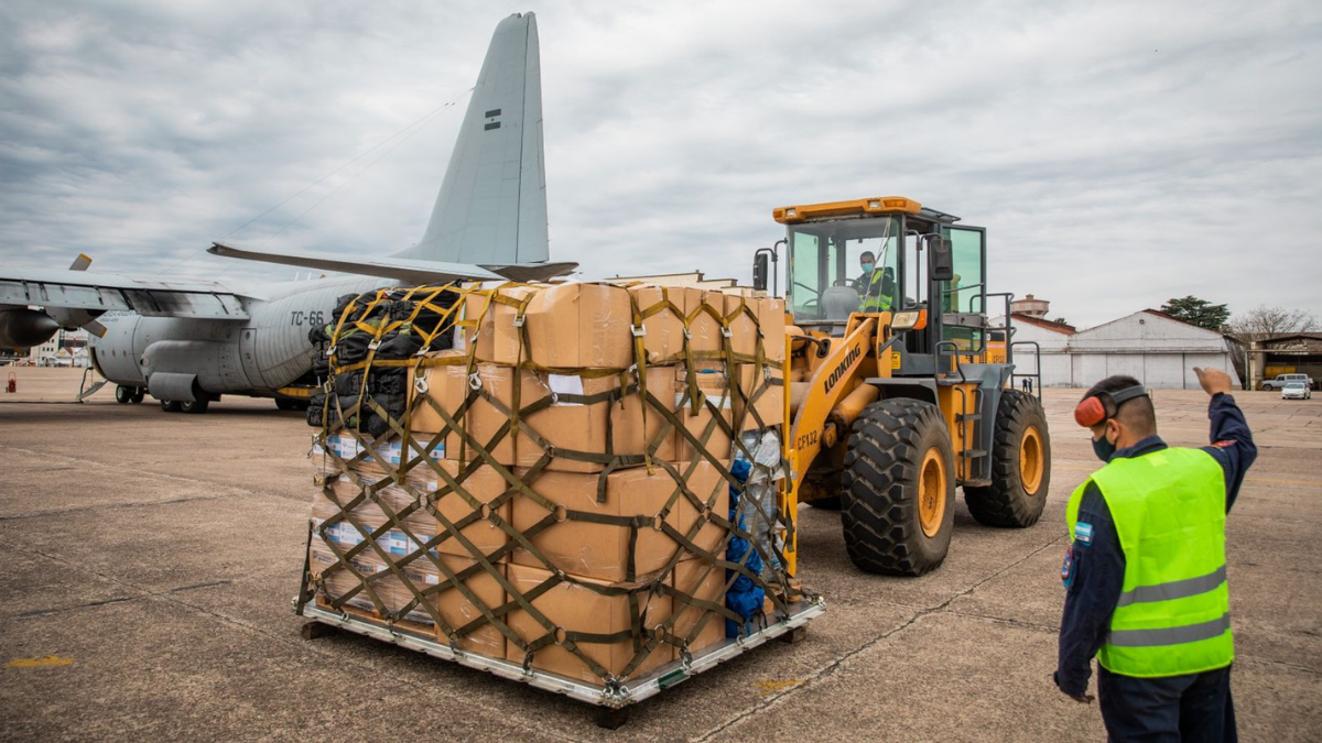 La misión argentina de Cascos Blancos lleva ayuda humanitaria a Haití.