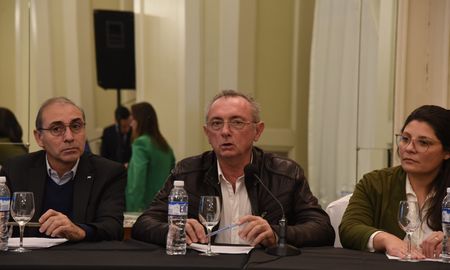 Se realizó en la Bolsa de Comercio de Rosario la firma de la carta de intención para constituir la Mesa de Legumbres de Santa Fe. Se realizó en la Bolsa de Comercio de Rosario la firma de la carta de intención para constituir la Mesa de Legumbres de Santa Fe.