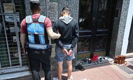 La Policía detectó un auto con la patente adulterada y logró ubicar a los sospechosos tras un alerta de peatones. La Policía detectó un auto con la patente adulterada y logró ubicar a los sospechosos tras un alerta de peatones.