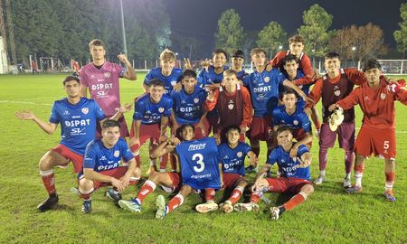 Unión venció 3-2 a Ateneo en un pendiente del Apertura, disputado en la cancha de Independiente de Santo Tomé. Foto: Gentileza Rodrigo Muller Unión venció 3-2 a Ateneo en un pendiente del Apertura, disputado en la cancha de Independiente de Santo Tomé. Foto: Gentileza Rodrigo Muller