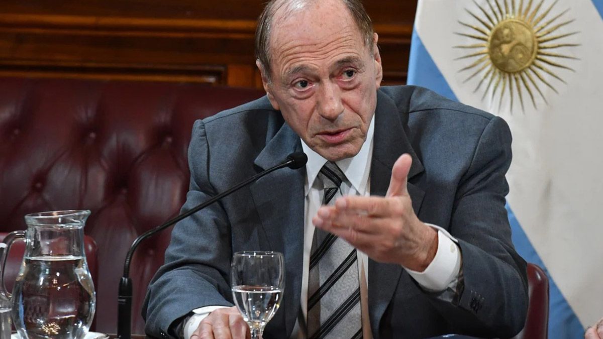 El ex juez de la Corte Suprema Eugenio Raúl Zaffaroni sostuvo este martes en la Cámara de Diputados que la condena a prisión aplicada a la ex presidenta Cristina Kirchner responde a un “común caso de lawfare”.