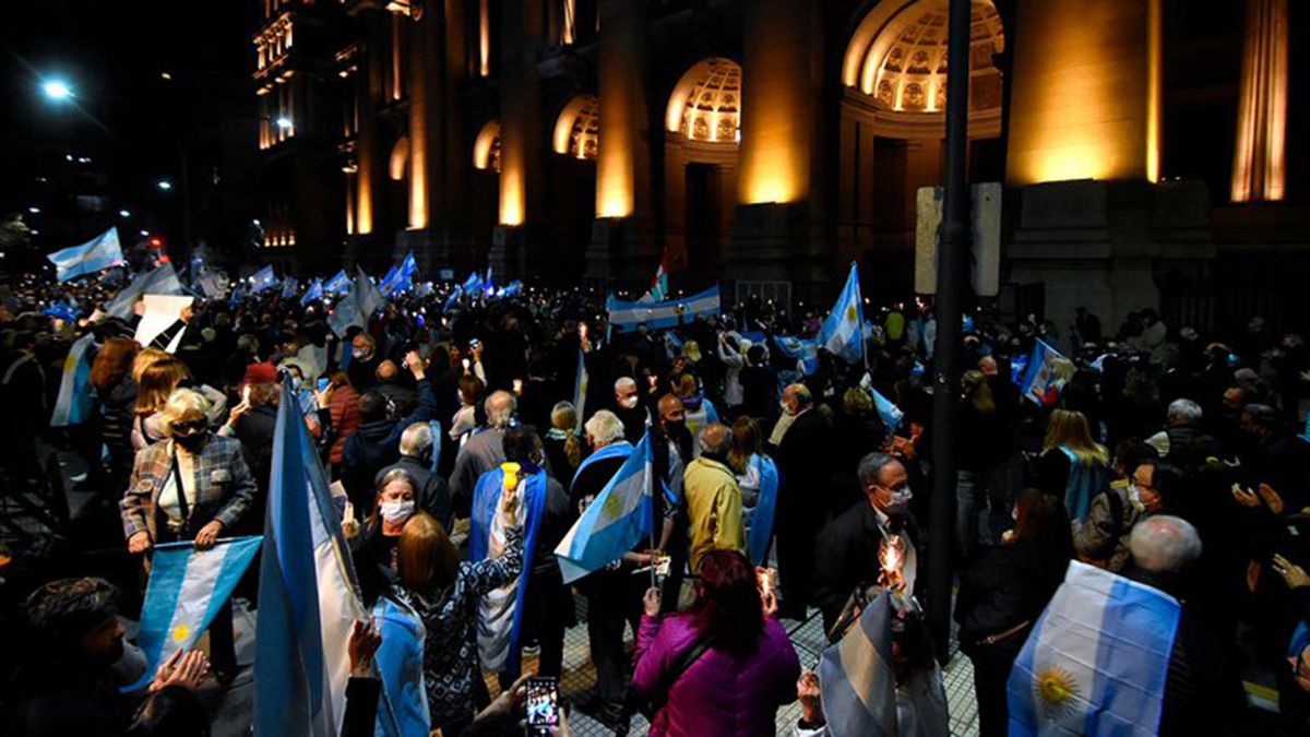 La concentración comenzó pasadas las 19 frente a la sede judicial ubicada en Talcahuano al 500